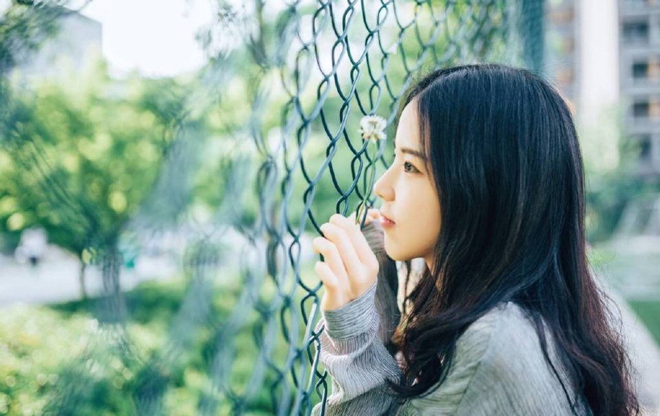 “诡计？”吕蒙翻了翻白眼，指了指周围道：“能有什么诡计？还是他们的人都在水底下埋伏着？这艘船吃水不深，里面就算有人，都不会超过十个，快去把船拖过来。”